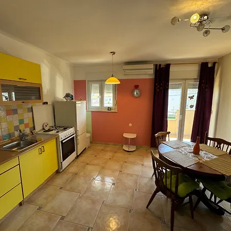 Attractive High Quality Friendly Split